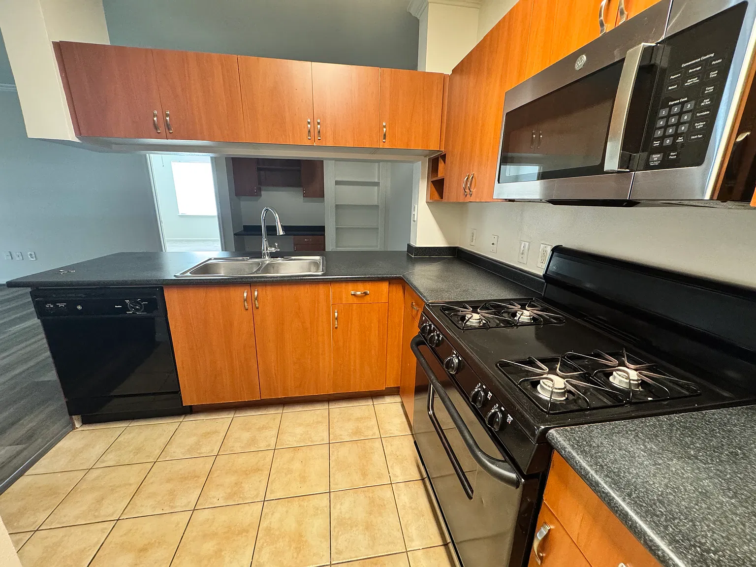 2 bed, 1147 sqft, $1,900 — Photo 3