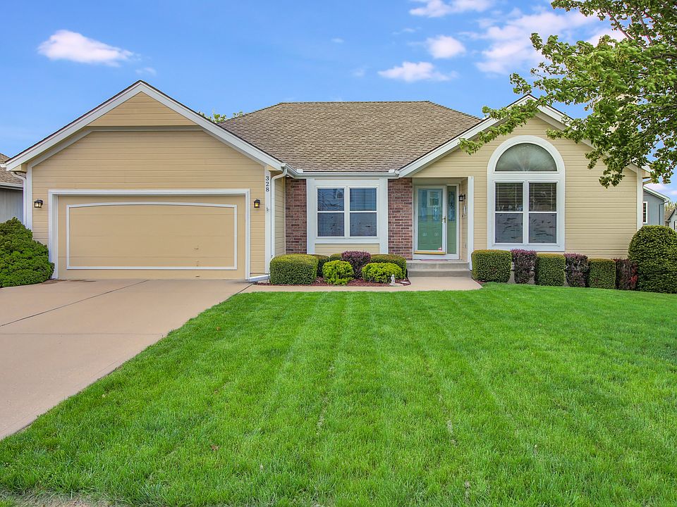 1st image of 328 NE Woodbury Dr