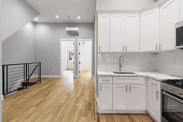 1st image of 542 Chauncey St #1