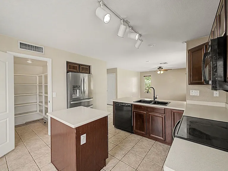 4809 W Valencia Dr — Photo 9