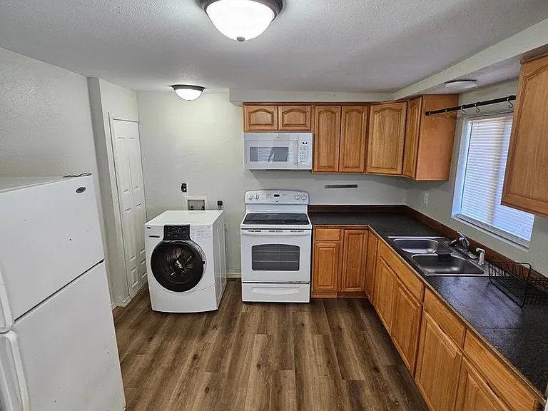 1390 Retsil Rd E — Photo 7