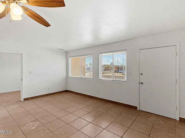 2246 W Sierra St — Photo 10