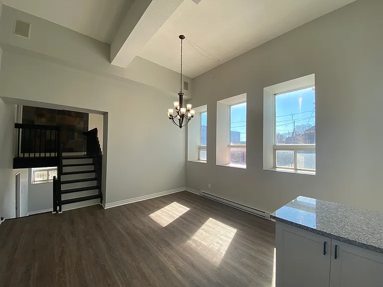 430 Adelaide St N — Photo 11