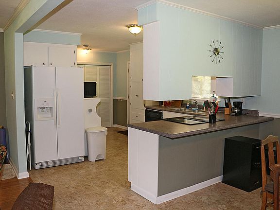 5th image of 207 Pinehills Dr