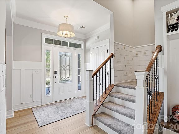 3rd image of 1051 Crawford Dr