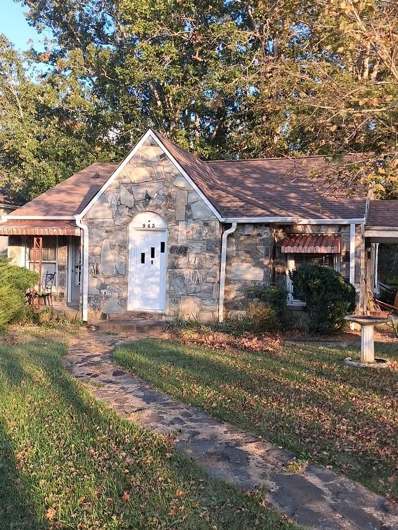 Charming 3BR stone home near downtown — Photo 2