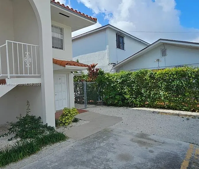 5720 SW 5th St — Photo 3