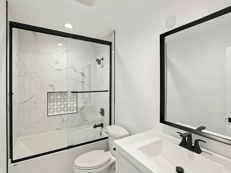 900 W College St #4 — Photo 13