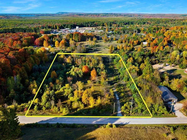 9874 Covey Rd, Beulah, MI 49617
