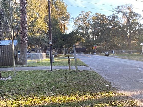 4th image of 2423 NE 12th Ct