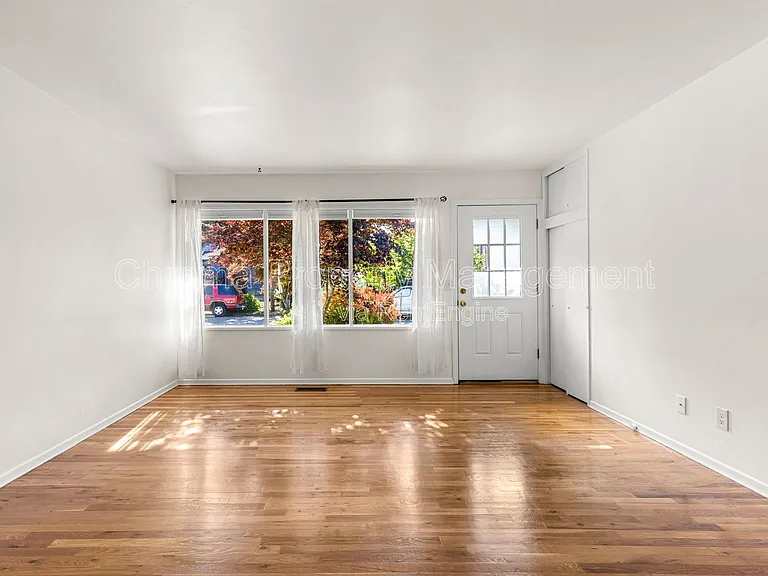 7676 N Mississippi Ave — Photo 3