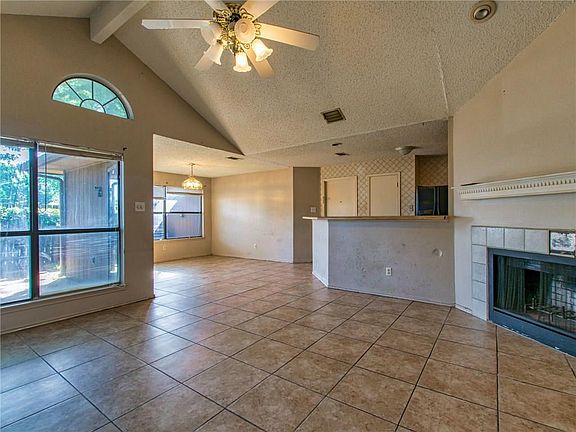 3rd image of 2208 Prairie Creek Trl