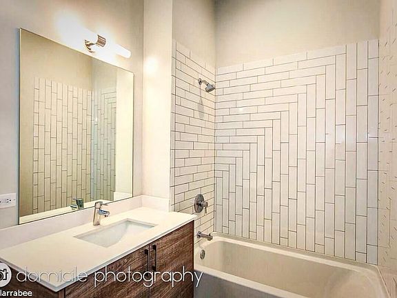 2nd image of 847 N Larrabee St #824