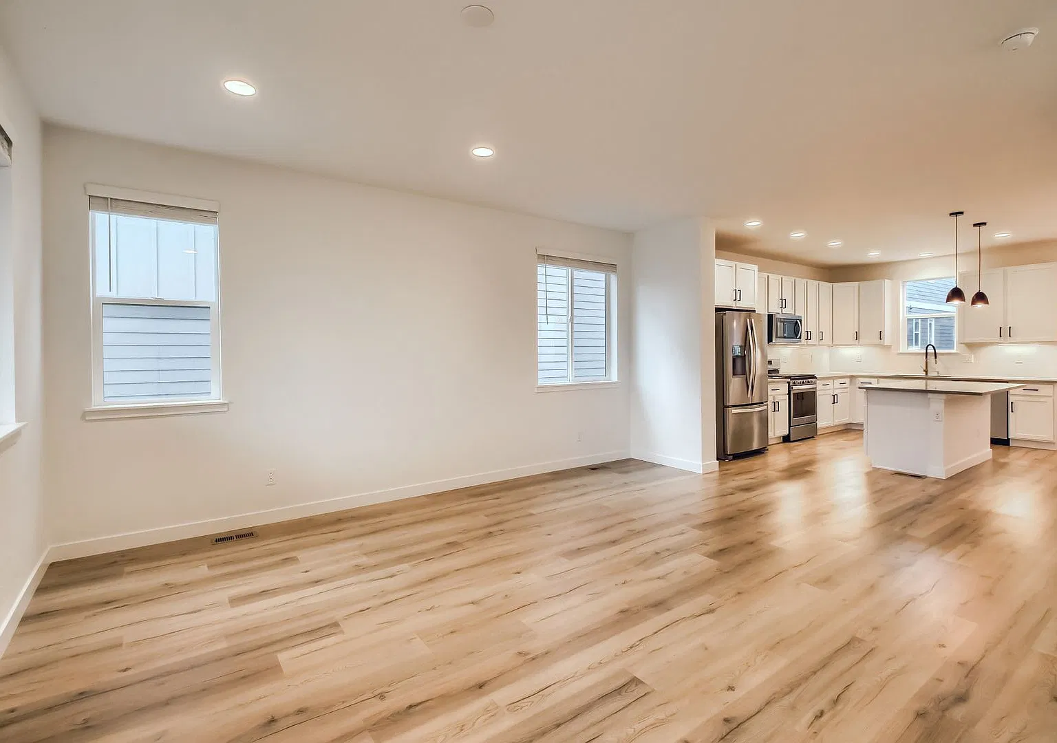 Modern 3 Bedroom townhome in Prime Location (Mountain Views!) — Photo 1