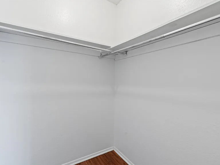 Langtry Apartments — Photo 22