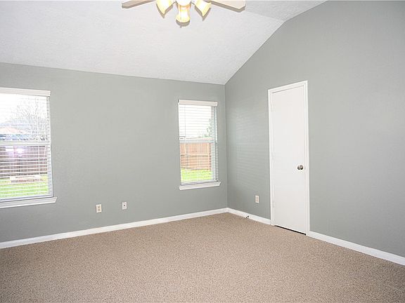 4th image of 1001 Fallbrook Loop