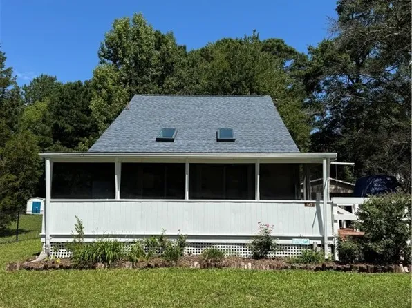 561 Shore Dr, Hartfield, VA 23071