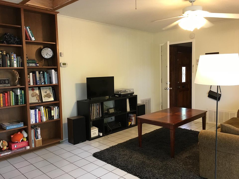 Living, built in shelving