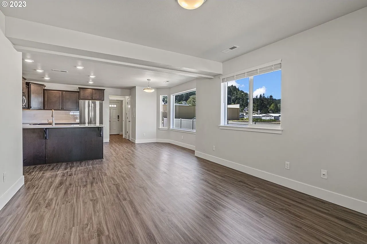3 bed, 2.0 bath, 1332 sqft, $2,300 — Photo 2