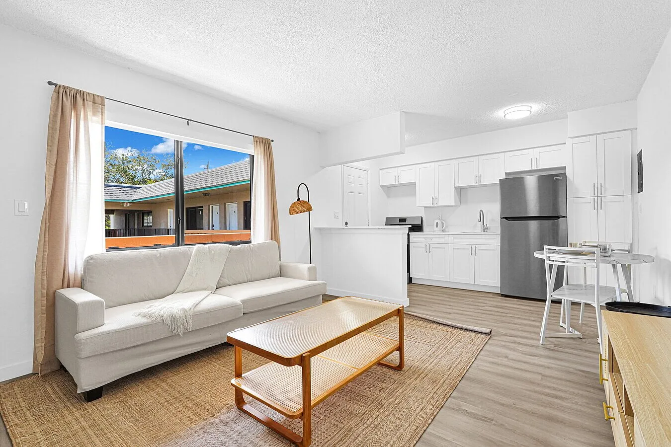 The Edgewater Apartments — Photo 4