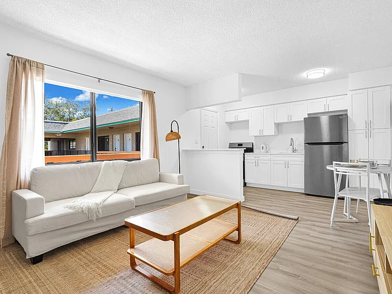 The Edgewater Apartments — Photo 4