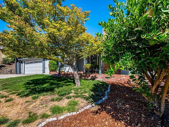 4th image of 2910 Doidge Avenue