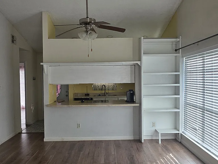 822 Colchester Dr — Photo 3