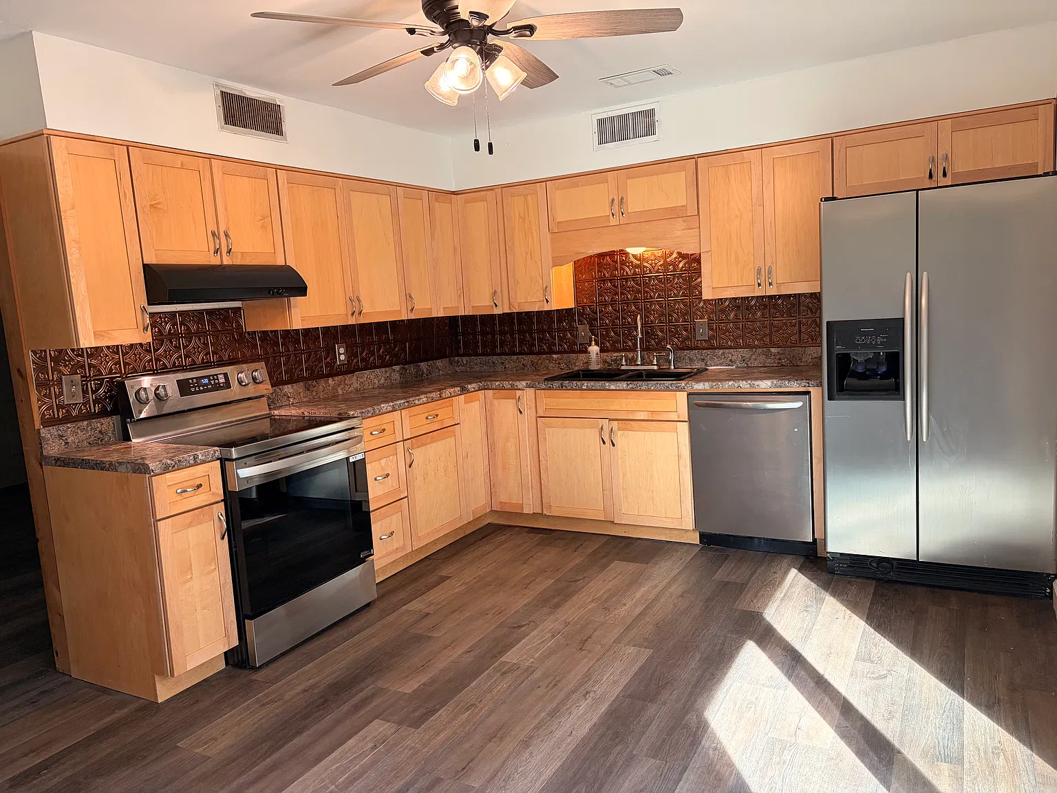 3 bed, 1.5 bath, 1176 sqft, $1,500 — Photo 4