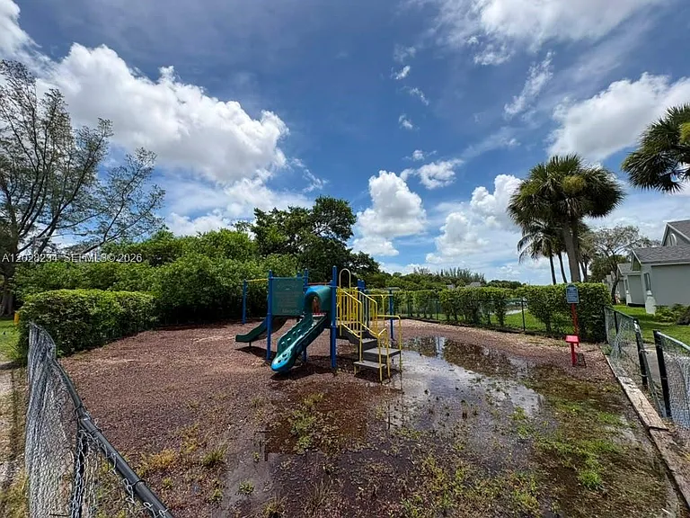 1141 Lake Victoria Dr #F — Photo 28