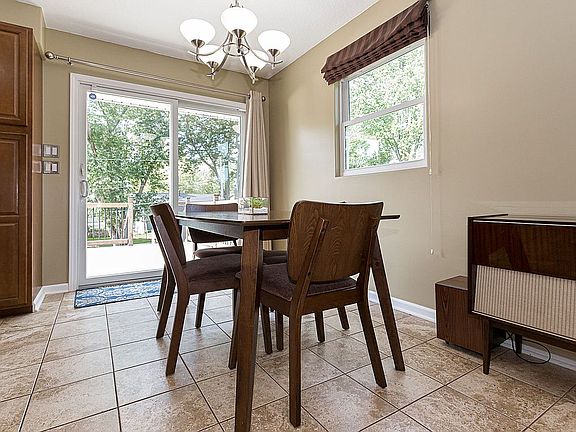 4th image of 2233 Waveland Dr