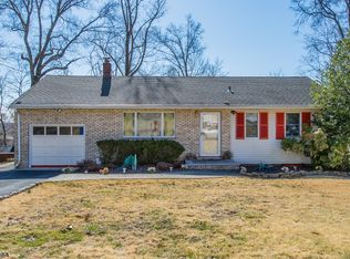 4 Tanglewood Ln, Green Brook, NJ 08812