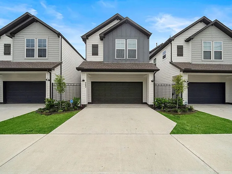 8402 Curry Rd — Photo 1
