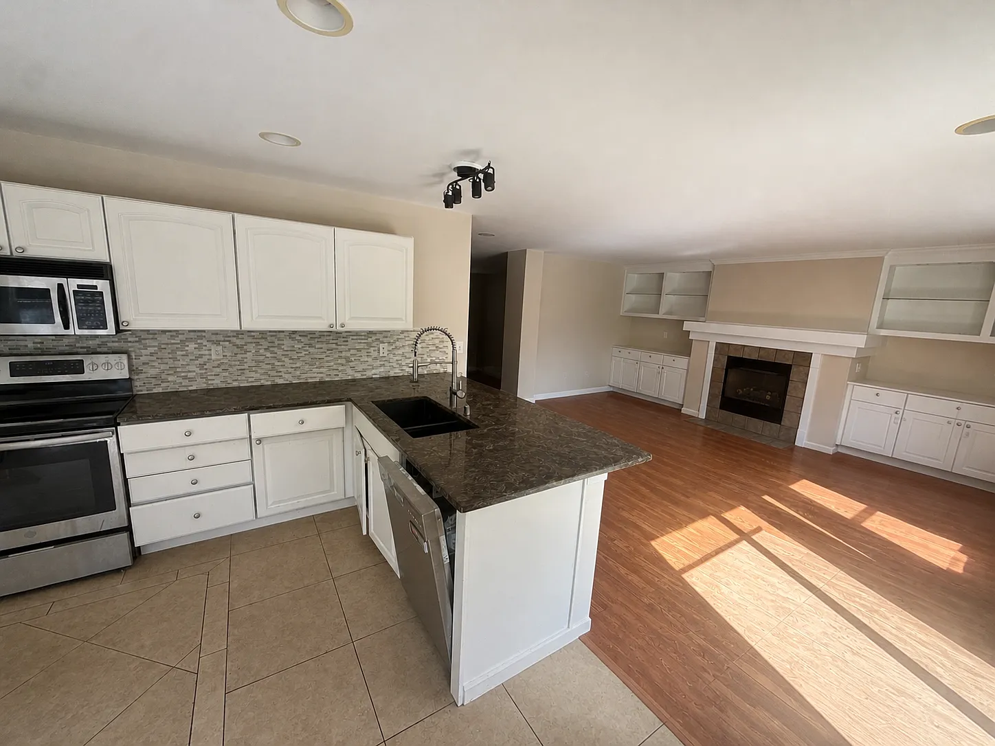 4 bed, 2.5 bath, 2489 sqft, $3,650 — Photo 2