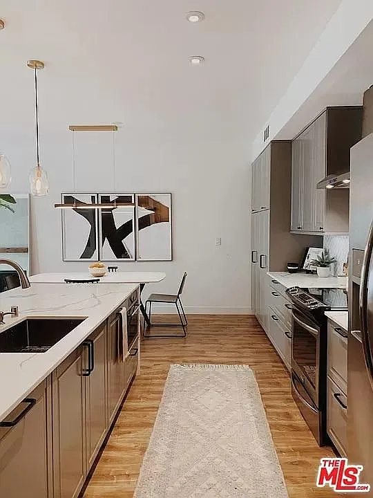 5139 Balboa Blvd — Photo 3