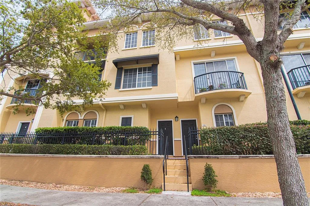 3 bed, 3.0 bath, 1907 sqft, $3,700 — Photo 3