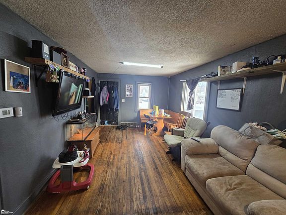 4th image of 855 Victoria Ave