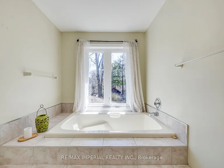 2048 Devon Rd — Photo 32