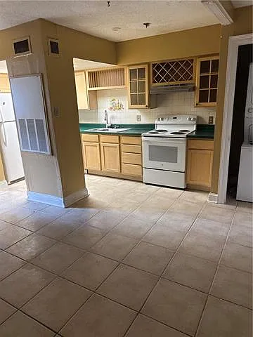 1 bed, 1.0 bath, 566 sqft, $875 — Photo 2