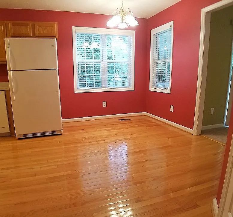 3 Br, 2.5 bath SFH in an established neighborhood — Photo 3