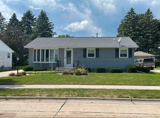 702 S 30th St, Manitowoc, WI 54220