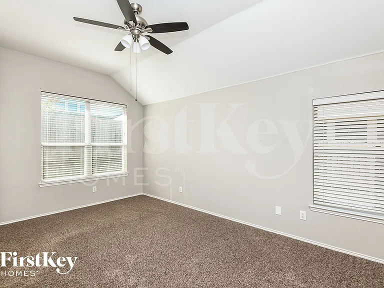 423 Hackberry Dr — Photo 7