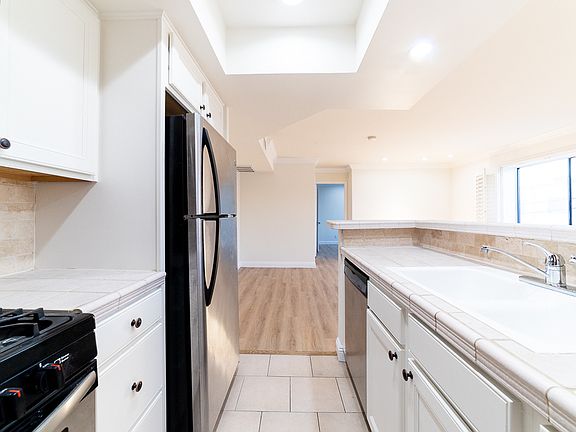 4th image of 1510 S Barrington Ave APT 101
