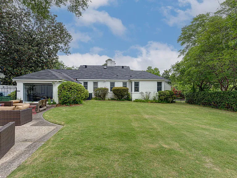 1702 Elmwood Dr — Photo 3