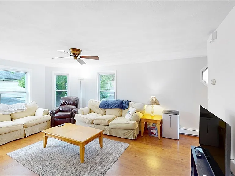 4 Saginaw Ave #2 — Photo 2
