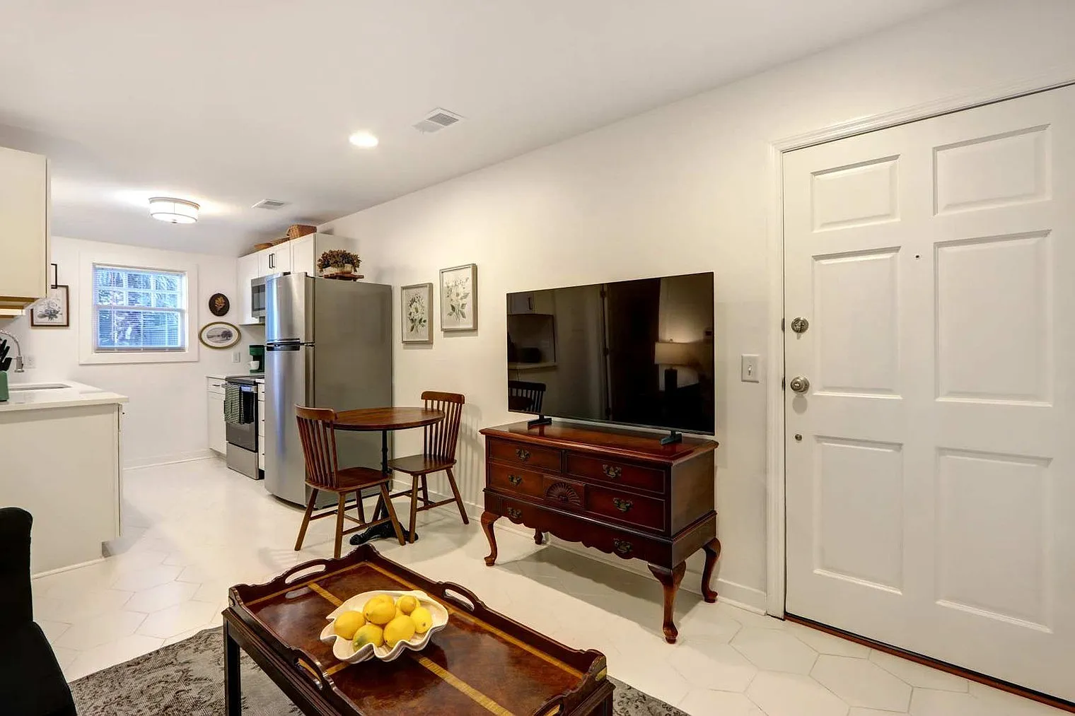 1 bed, 1.0 bath, $2,215 — Photo 2