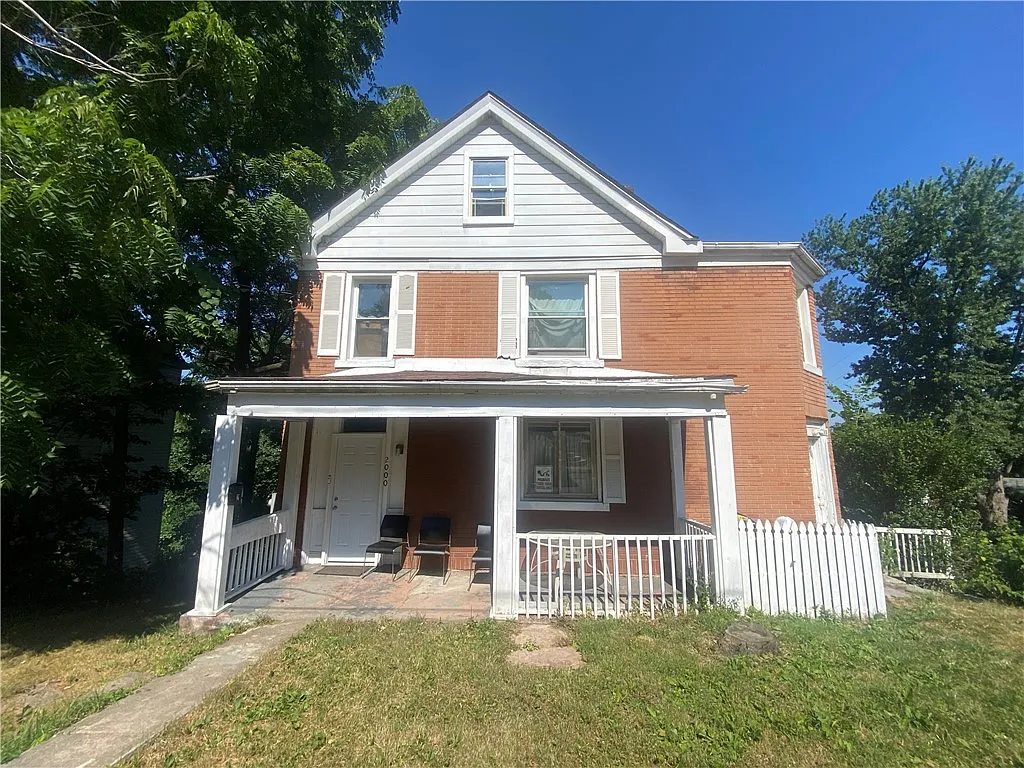 2000 Plainview Ave photo 1