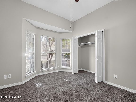 5th image of 550 Spring Hill Dr