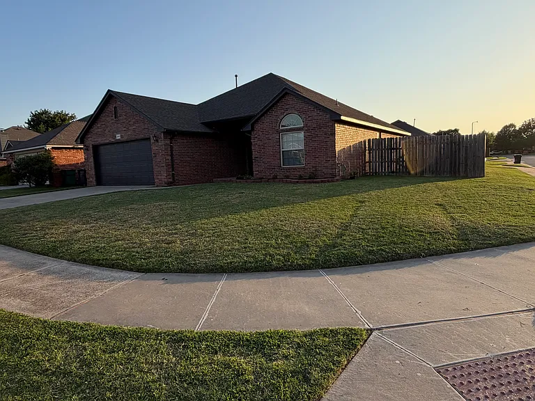 2401 Chadsford Ln — Photo 16