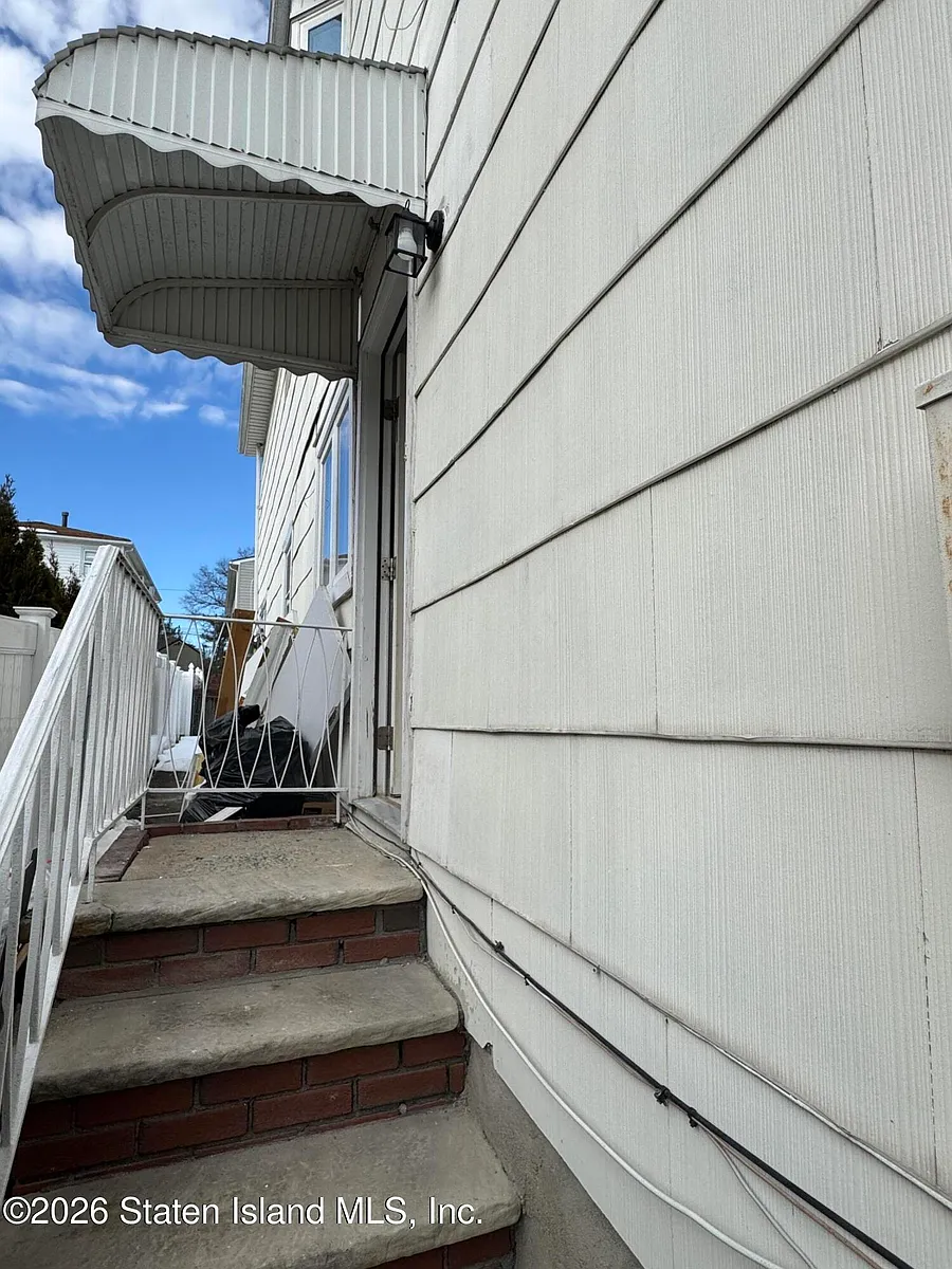 Building Photo - 27 Ashland Ave E #1