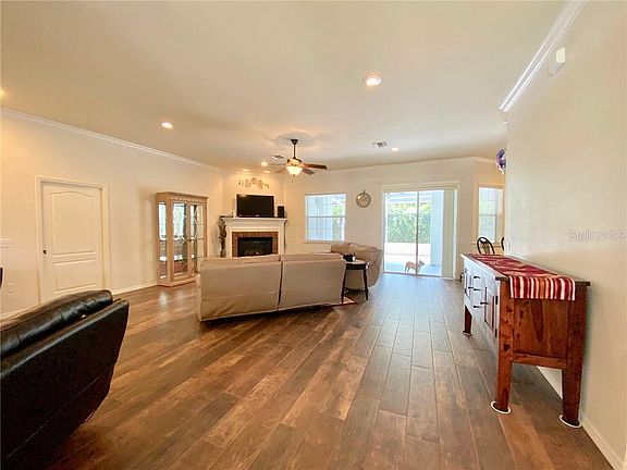 4th image of 925 Square Lake Dr
